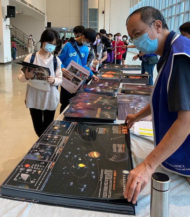 天文所「天聞季報」展示及發送